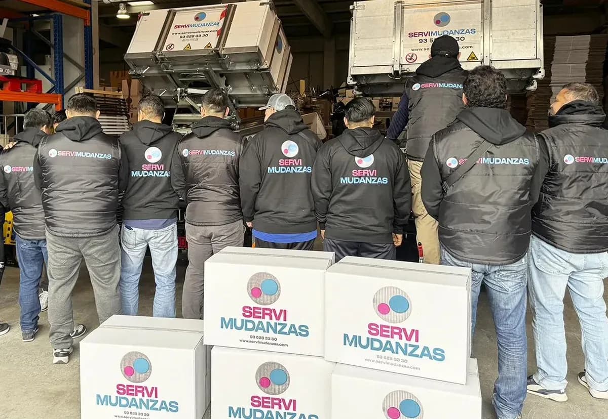 Equipo de Servimudanzas Pirineos con material de embalaje profesional antes de una mudanza