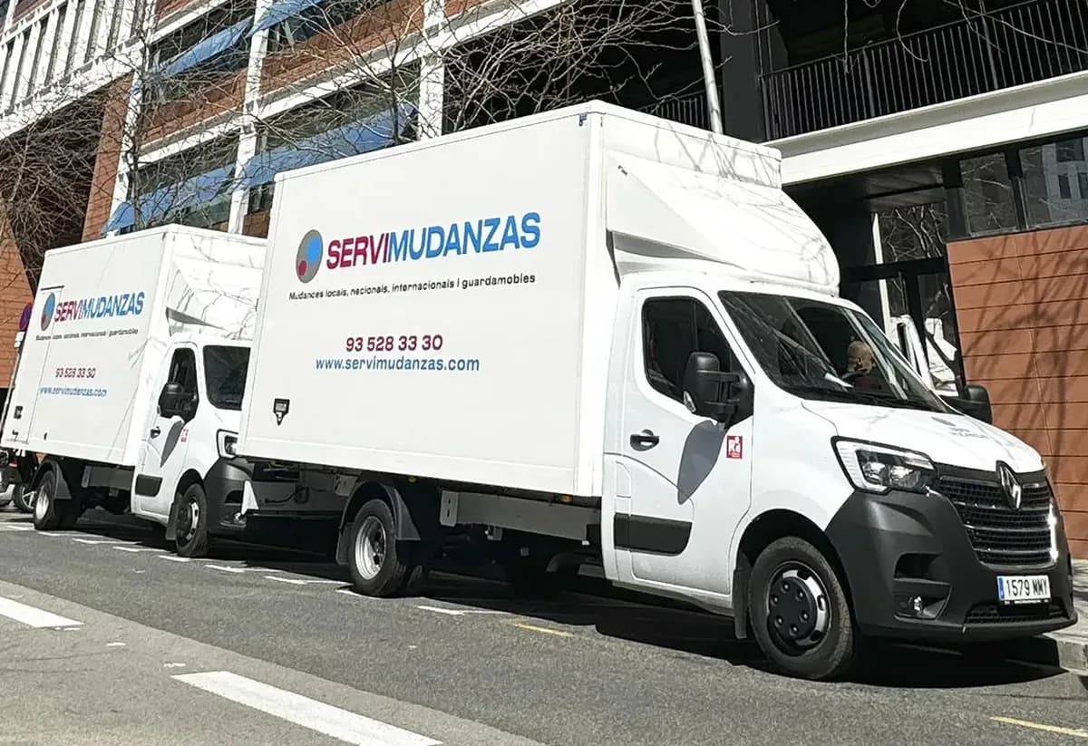 Flota de camiones de Servimudanzas para mudanzas en el Pirineo y traslados desde Barcelona